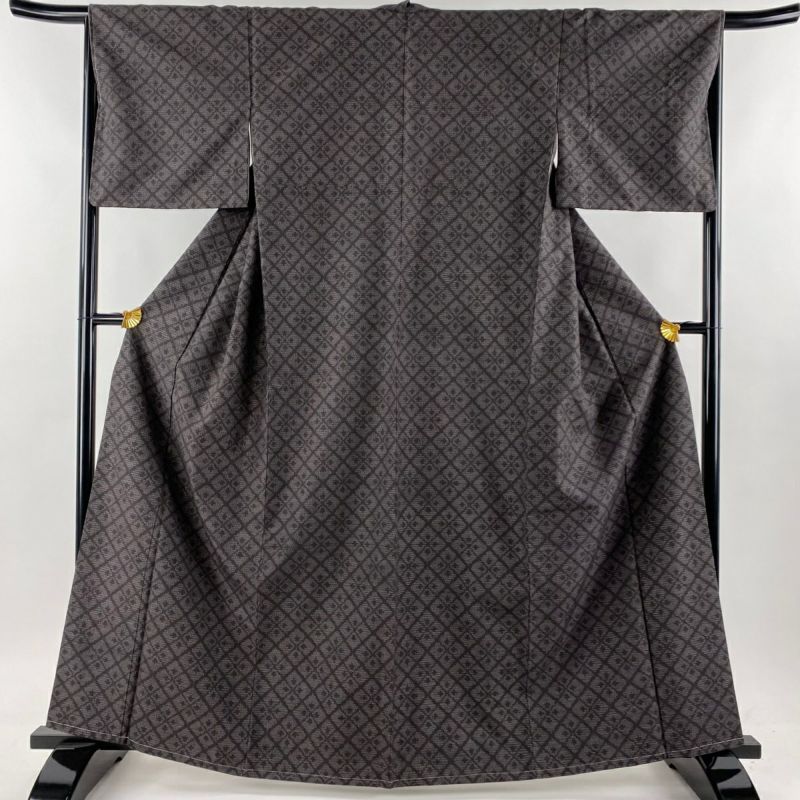 【保証書付】 M 裄丈65.5cm 身丈162.5cm 紬 袷 美品 正絹 黒灰 亀甲絣 菱格子 着物・浴衣