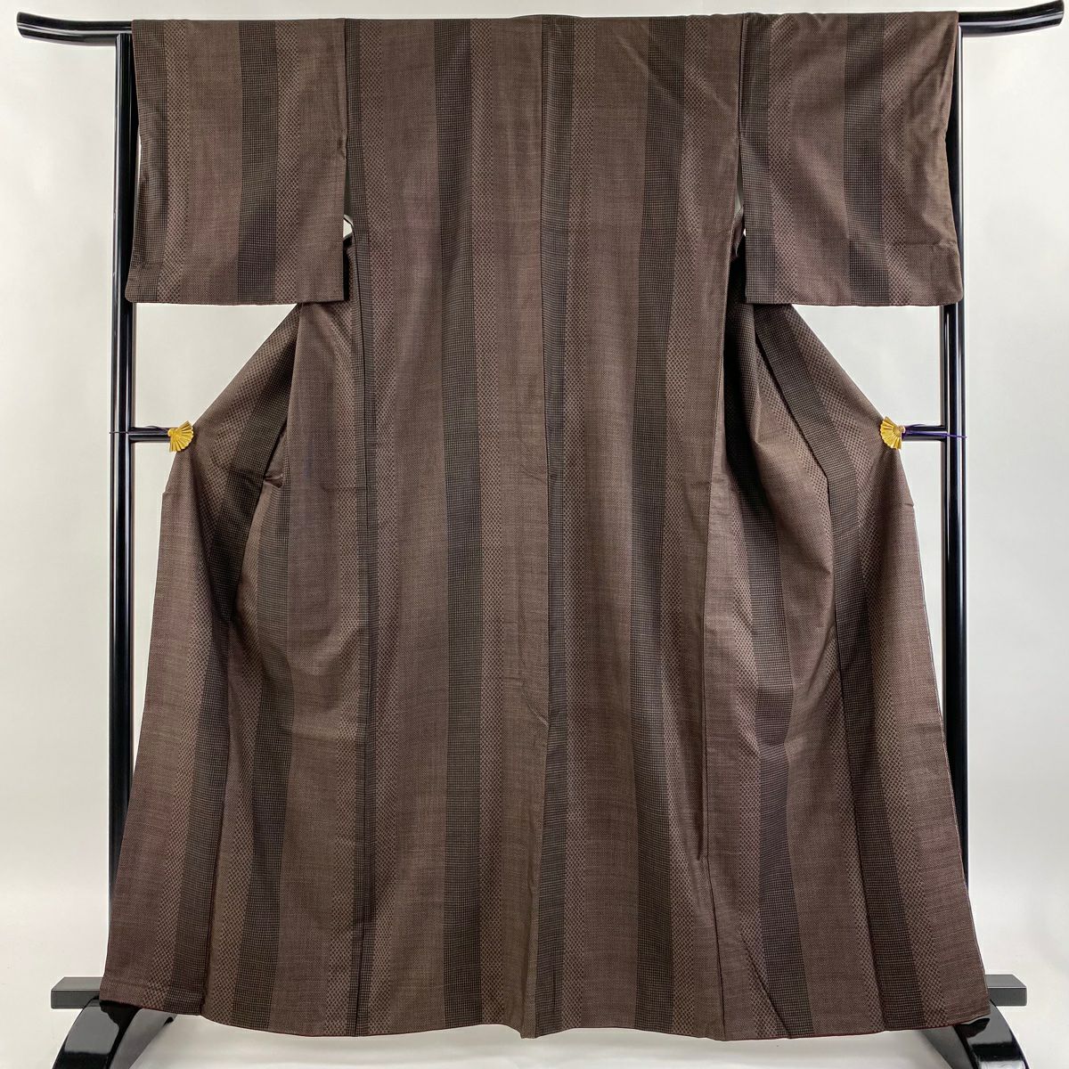紬 身丈162.5cm 裄丈65cm M 袷 縞 幾何学 焦茶色 正絹 秀品｜中古