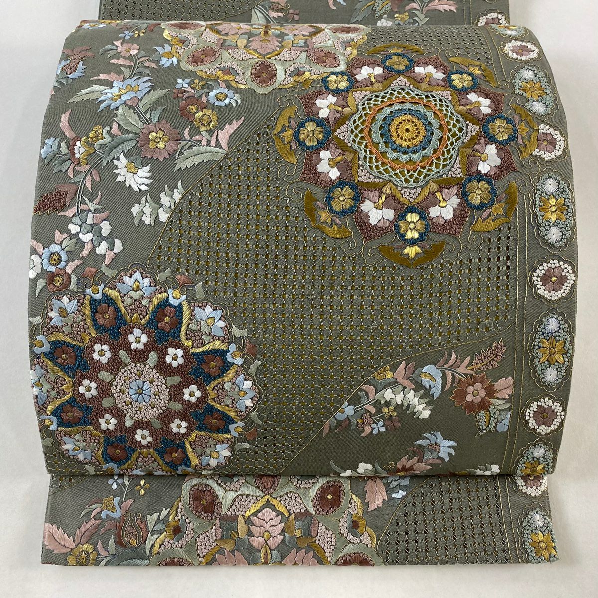 袋帯 逸品 華文 草花 金糸 刺繍 ベージュ 全通 正絹｜中古・古着