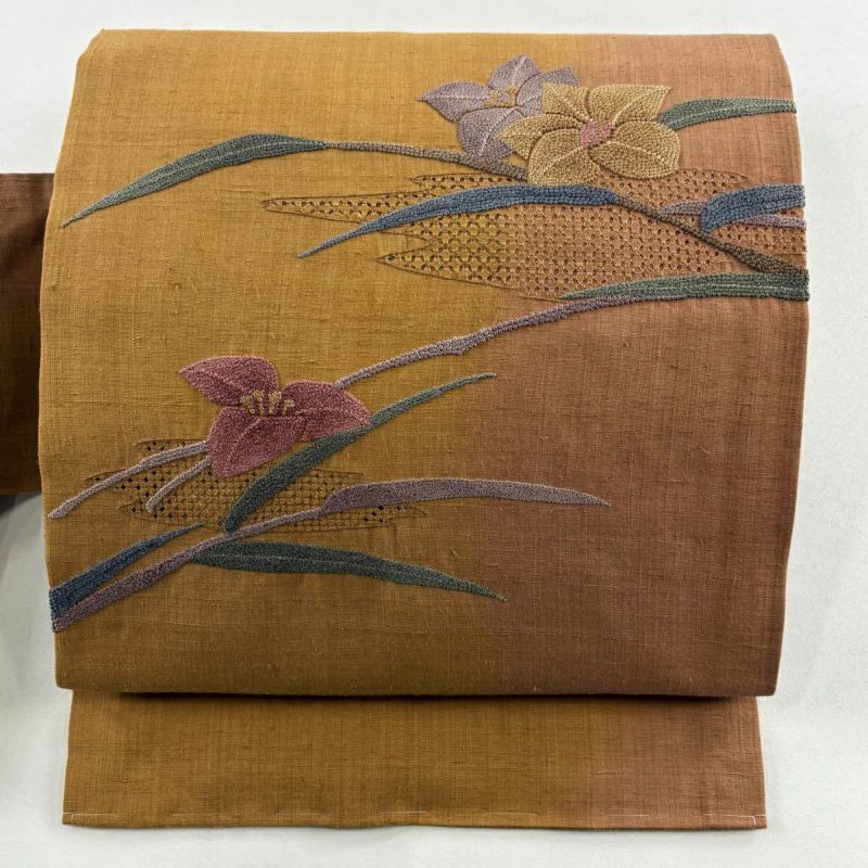 美品】 名古屋帯 秀品 紬地 草花 霞 相良刺繍 汕頭刺繍 山吹茶色 正絹