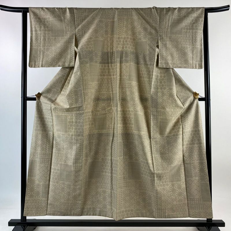 紬 身丈156cm 裄丈64.5cm M 袷 麻の葉 亀甲絣 薄茶色 正絹 秀品｜中古・古着・リサイクル着物通販｜バイセル オンライン