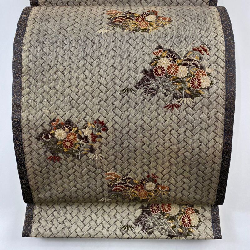 スーパーセール 半額タイムセール 袋帯 美品 名品 加納幸 落款あり 菊 檜垣 金糸 刺繍 薄茶色 六通 着物・浴衣