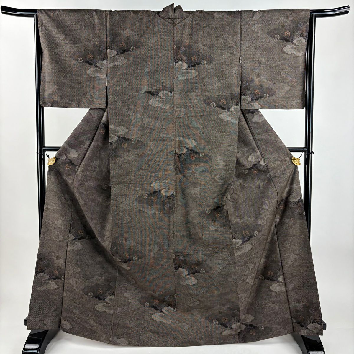美品】 紬 身丈161cm 裄丈64.5cm M 袷 雲文 草花 墨色 正絹 優品｜中古
