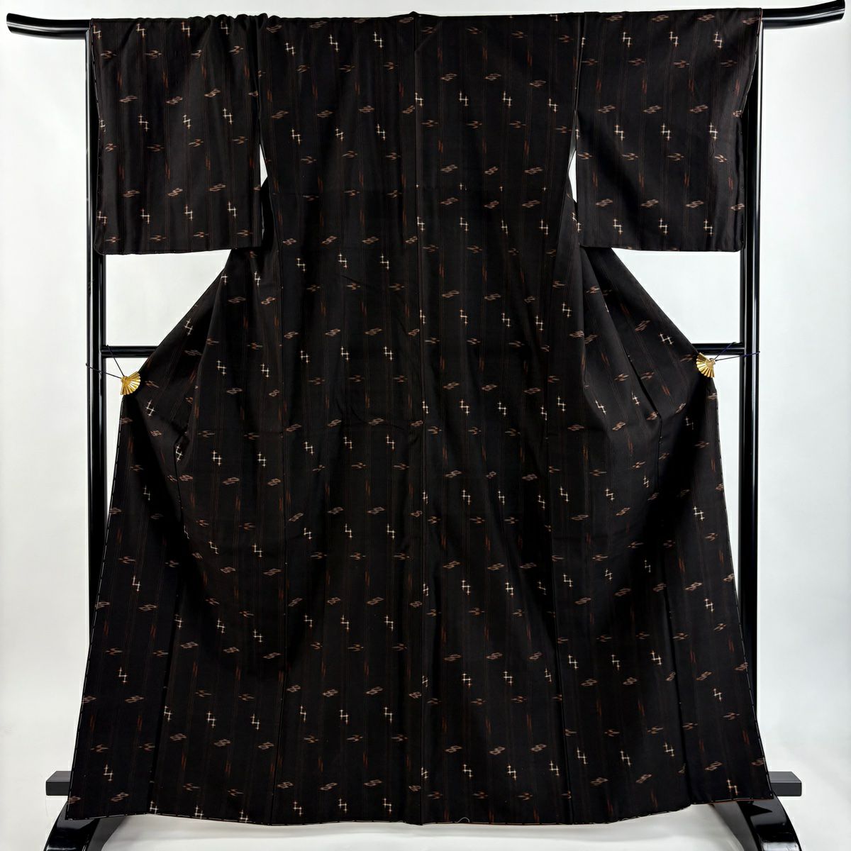 反物 逸品 紬 置賜紬 証紙 十字絣 幾何学模様 焦茶色 正絹｜中古・古着