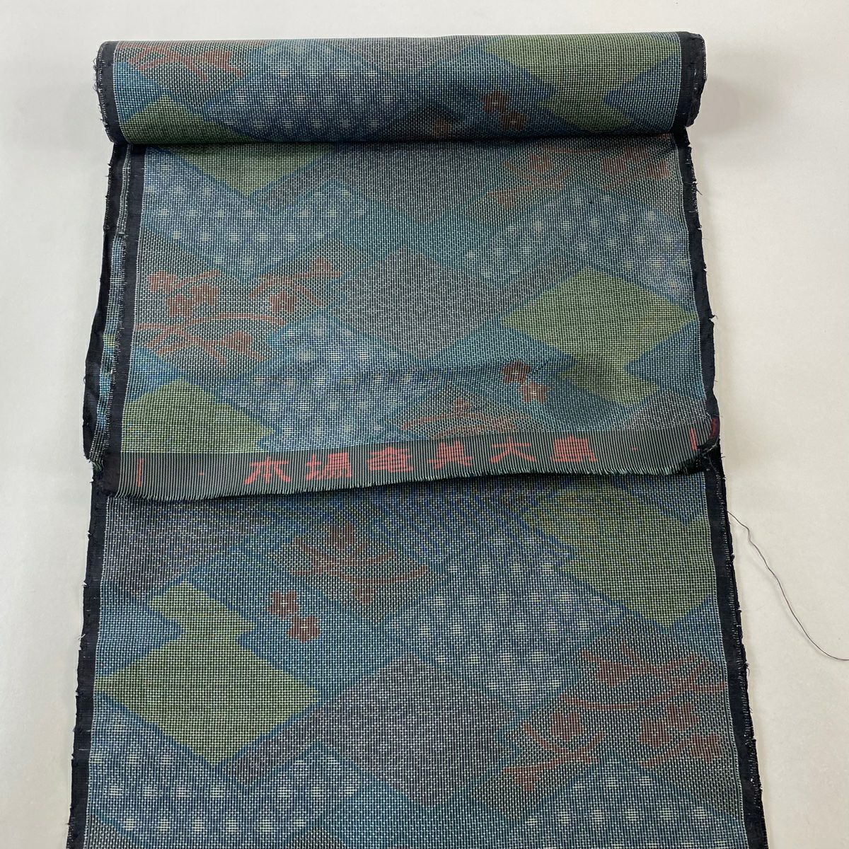 ［大島紬］新品美品　シツケ、証紙有り 反物 秀品 大島紬 証紙 純泥染 草花 焦茶色 正絹｜中古・古着