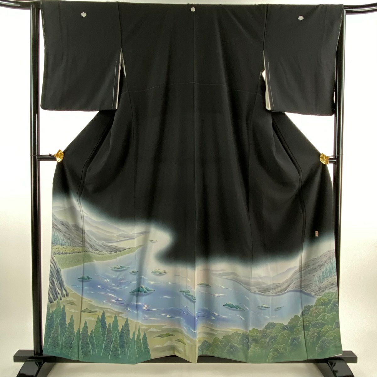 美品　黒留袖　広衿　比翼　五つ紋　落款　長刀鉾　裄63cm　丈161cm Amazon.co.jp: C289化繊 黒留袖 比翼付 五つ紋 部分刺繍 金彩