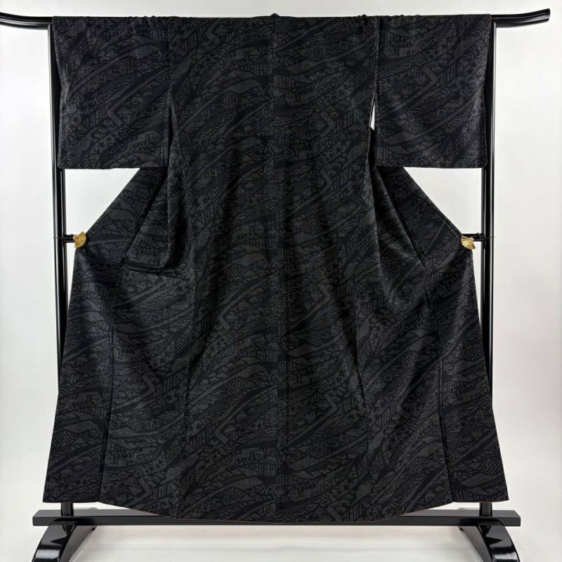 紬 身丈159.5cm 裄丈65.5cm M 袷 証紙あり 熨斗 七宝 黒 正絹 逸品