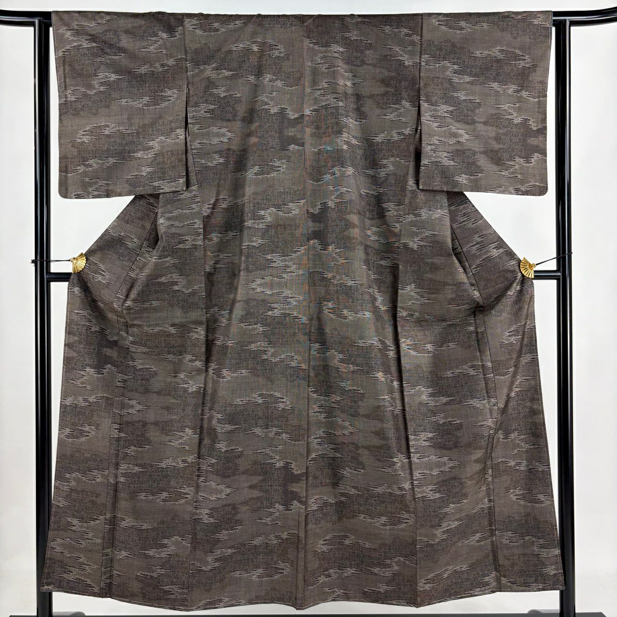 未使用品 紬 黒 葡萄唐草 身丈169.5cm 裄丈69.0cm 袷 正絹