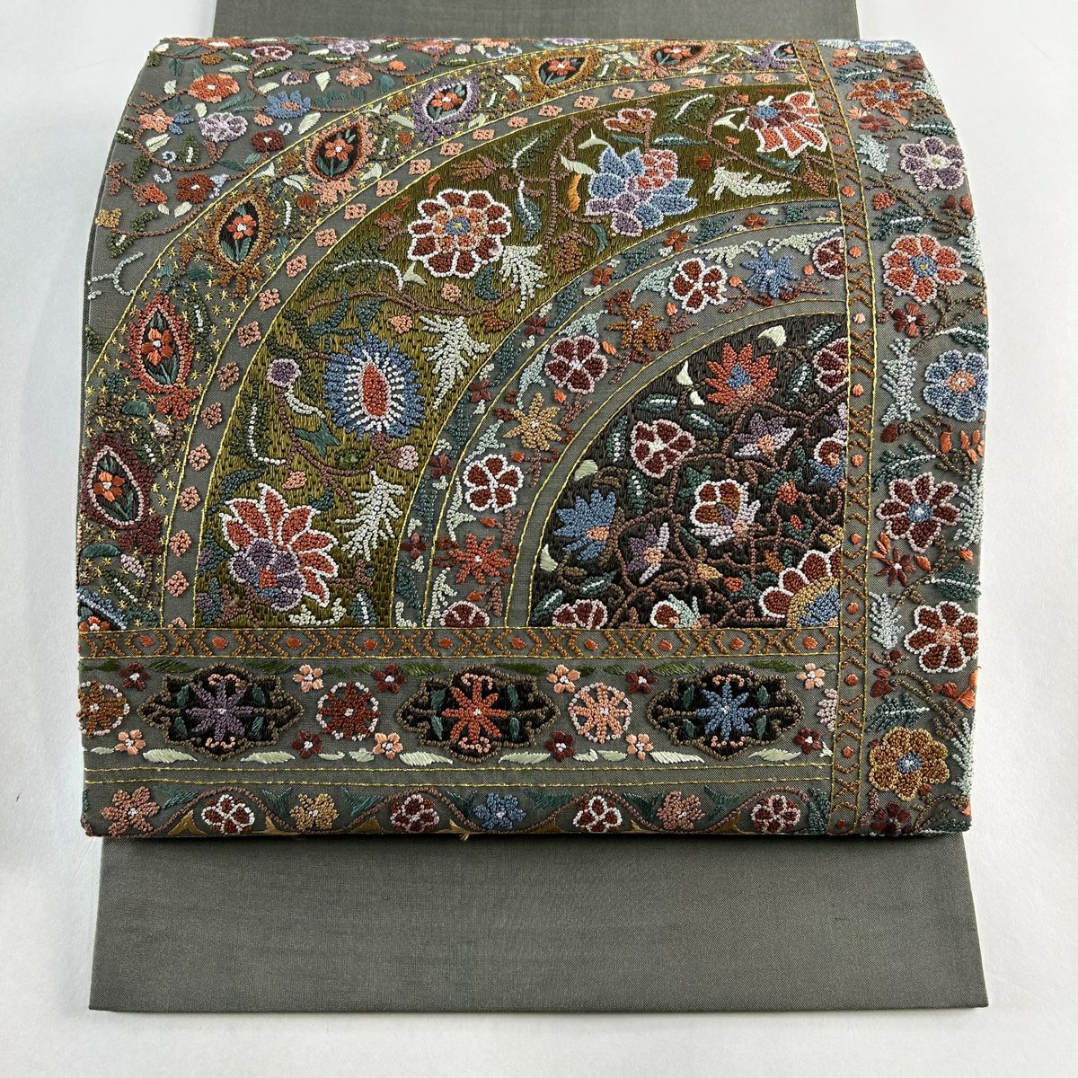 袋帯 逸品 華文 草花 相良刺繍 薄緑 六通 正絹|中古・古着