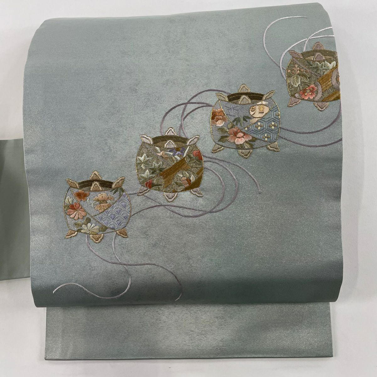 名古屋帯 美品 秀品 関西仕立て 糸巻き 草花 金糸 刺繍 薄緑 名古屋帯 美品 秀品 関西仕立て 糸巻き 草花 金糸 刺繍 薄緑