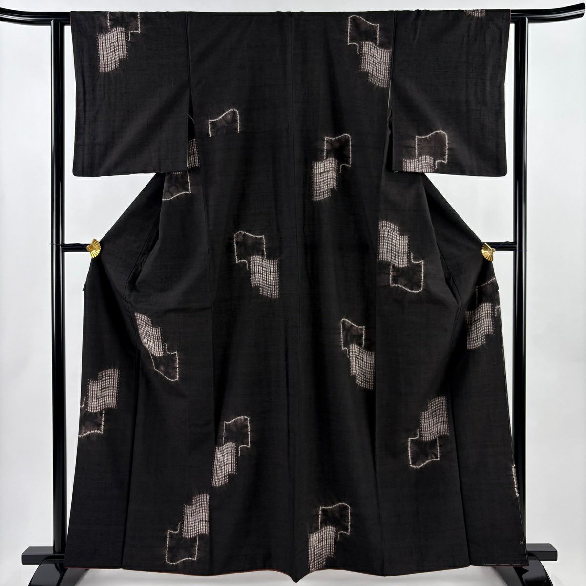 正絹　シックなブラック　モダンな幾何学模様の小紋　袷 小紋 身丈162cm 裄丈64cm M 袷 幾何学模様 濃紺 正絹 逸品｜中古・古着