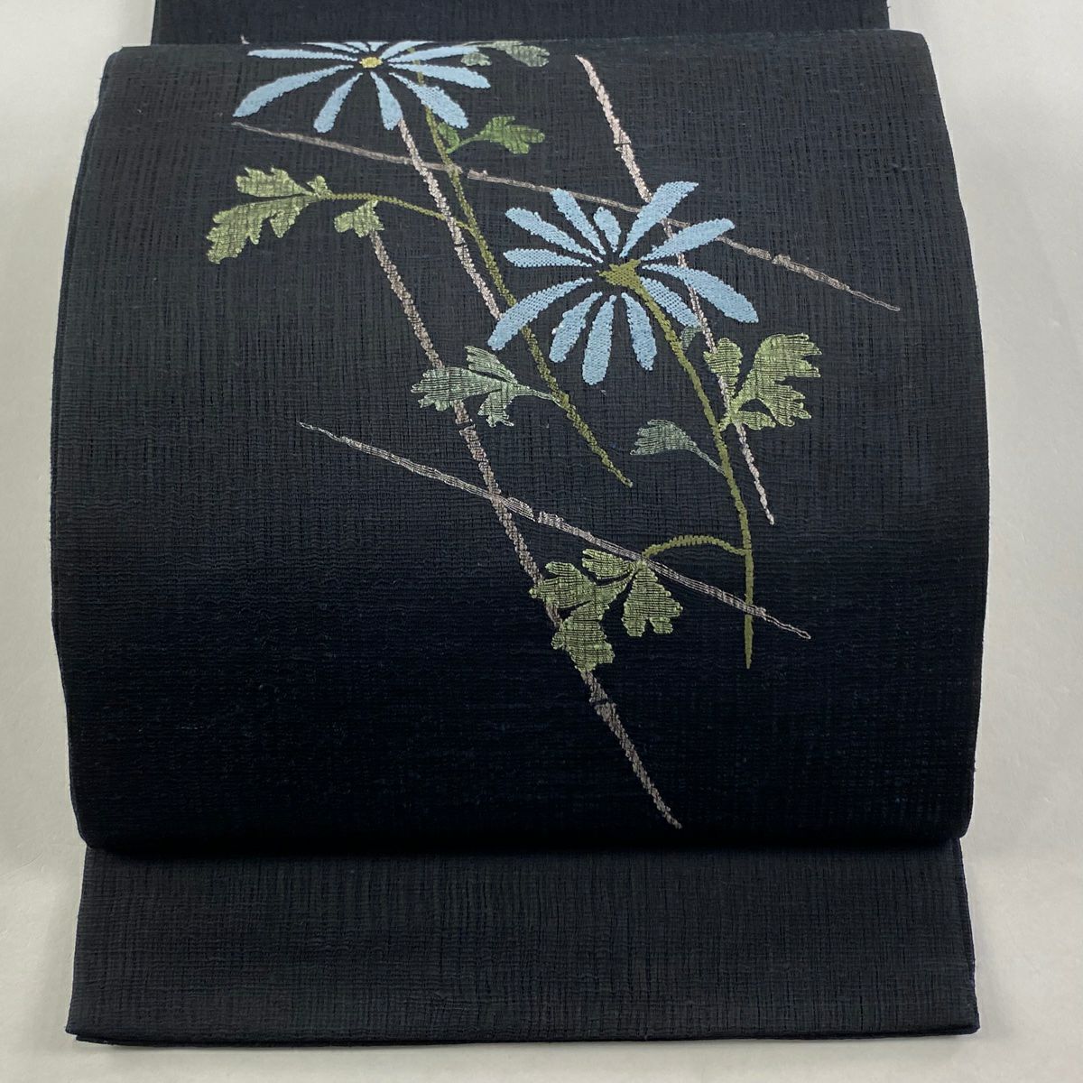 袋帯 秀品 壱阡八百極細 唐華秀彩華文 金糸 箔 黒 お太鼓柄 正絹｜中古