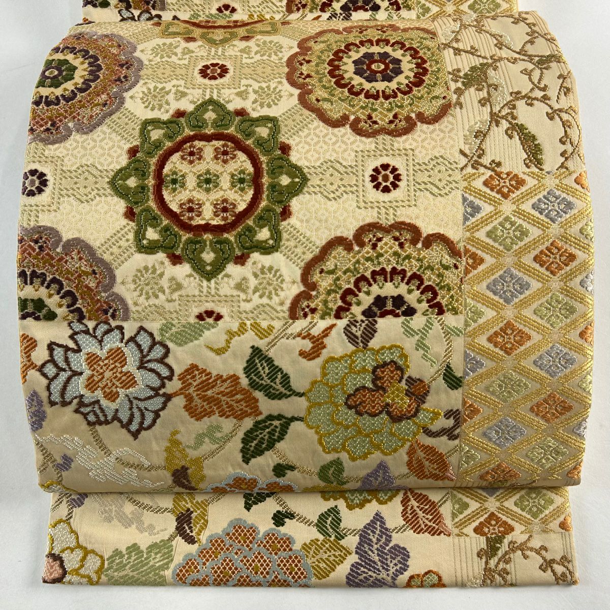袋帯 美品 秀品 名物裂市松取文 華文 草花 金糸 箔 ベージュ 六