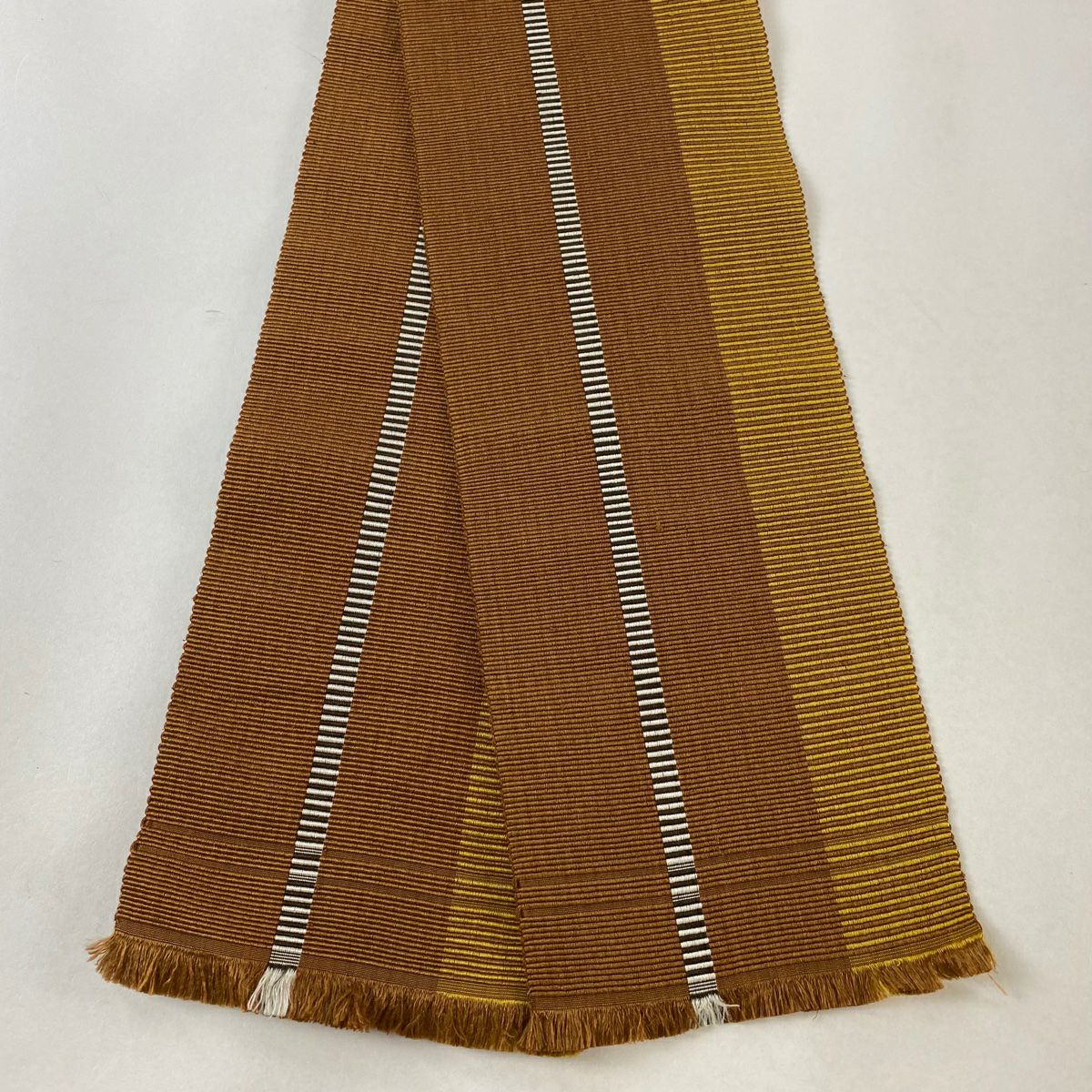 半幅帯 美品 名品 縞 幾何学 山吹茶色 正絹 中古 半幅帯 美品 名品 縞 幾何学模様 山吹茶色 正絹｜中古・古着