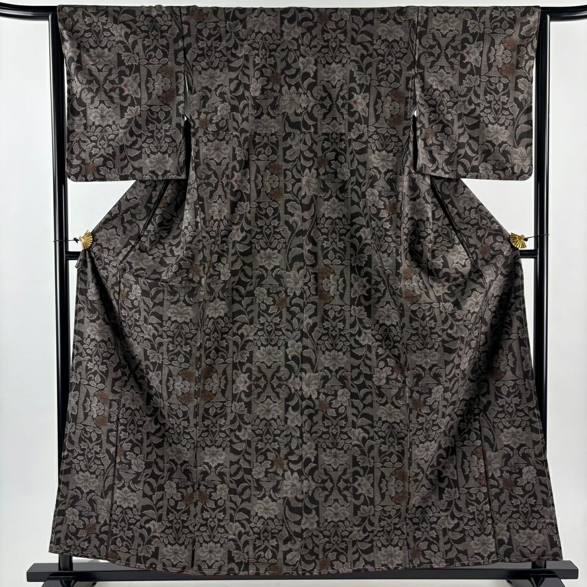 紬 身丈160cm 裄丈65cm M 袷 草花 雲文 焦茶色 正絹 秀品｜中古・古着