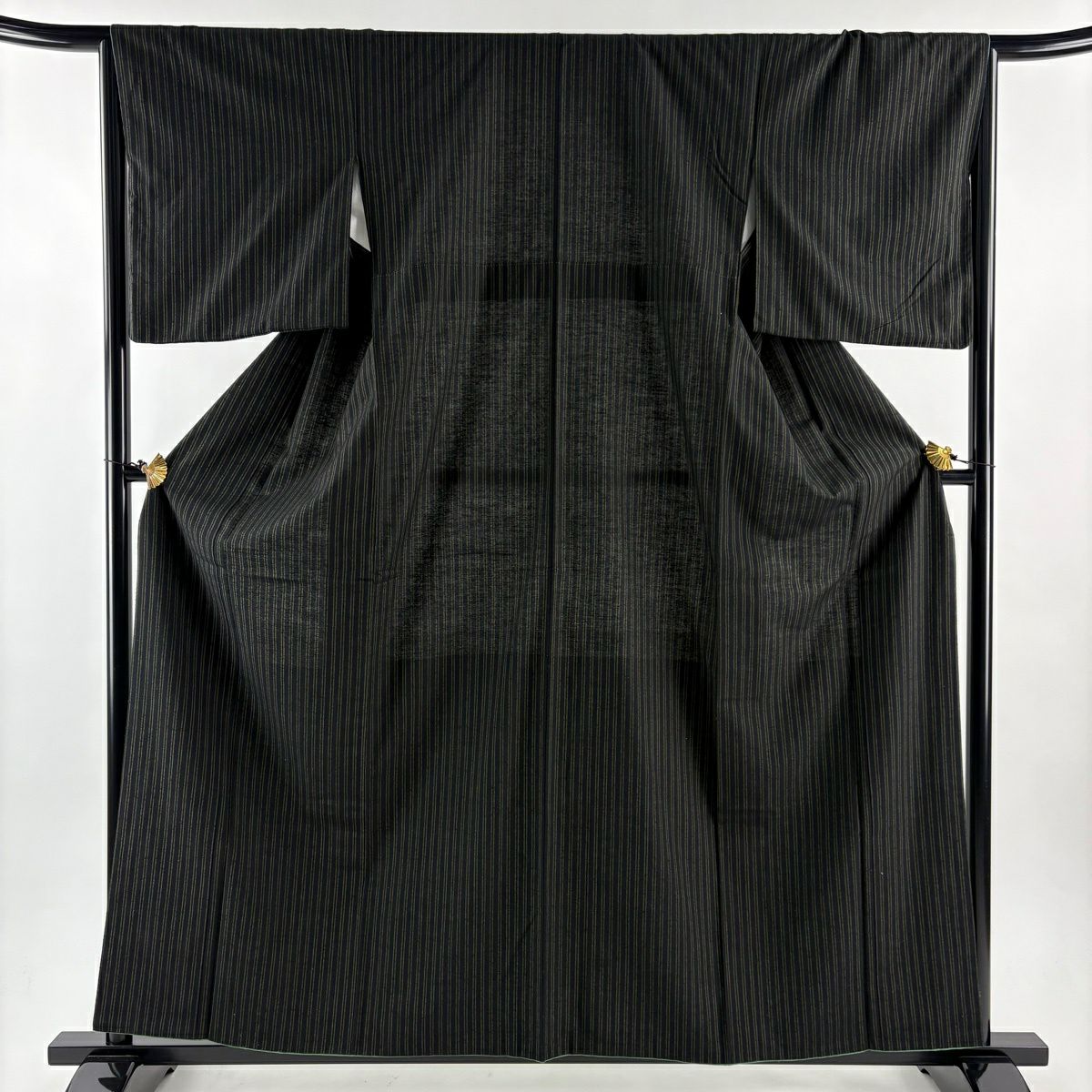 美品】紬 身丈159cm 裄丈66cm M 袷 縦縞 黒 正絹 名品｜中古・古着