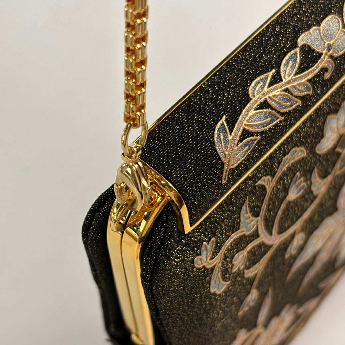 美品】和装バッグ 逸品 OKAJIMA 花唐草 金彩 金茶 正絹 和装小物｜中古