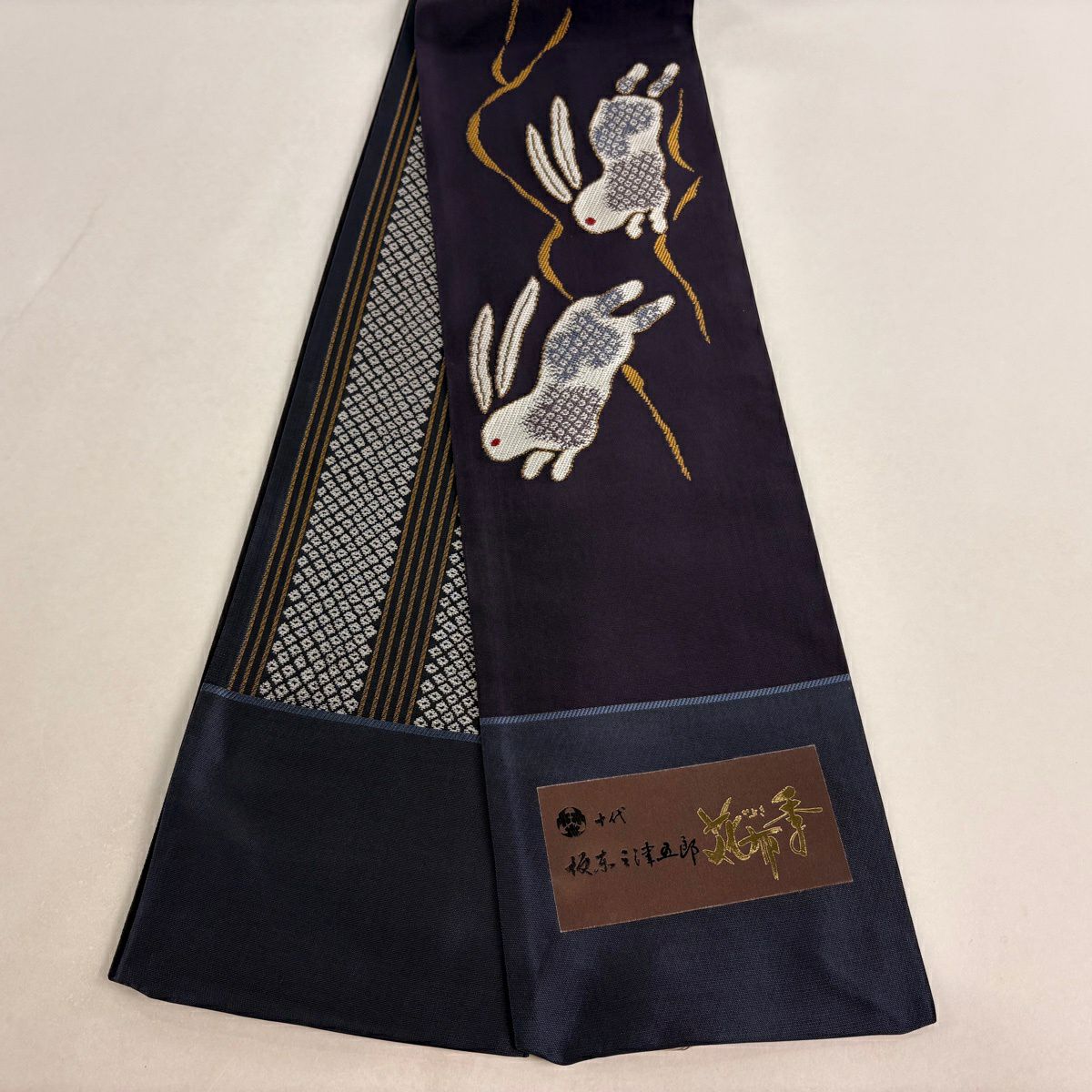 美品】半幅帯 名品 証紙あり 本場筑前博多織 うさぎ 花 灰色 正絹