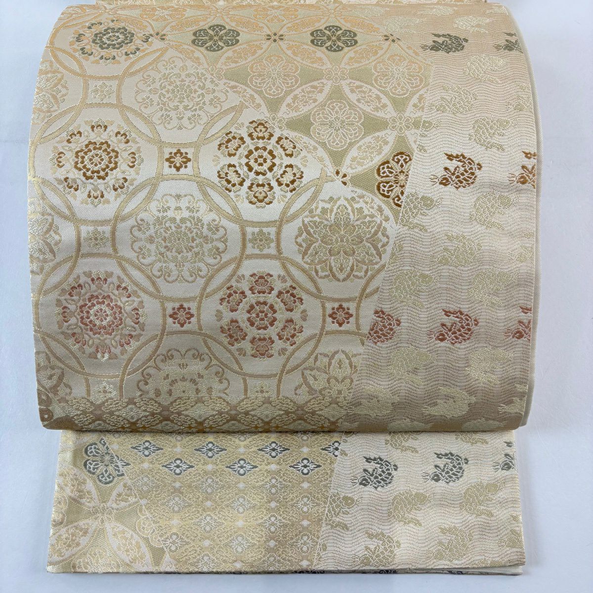 ★専用★袋帯 ベージュ 七宝繋ぎ 華文 お洒落 正絹 仕立て上がり 美品】 袋帯 逸品 七宝 華文 金糸 綴れ ベージュ 六通 正絹｜中古