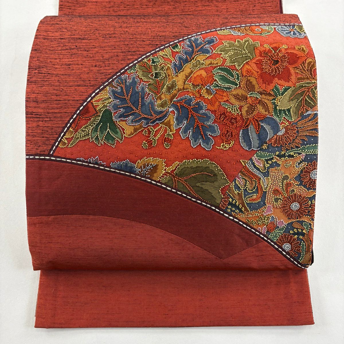 美品】 名古屋帯 秀品 紬地 花唐草 幾何学 相良刺繍 刺繍 茶緑色 正絹