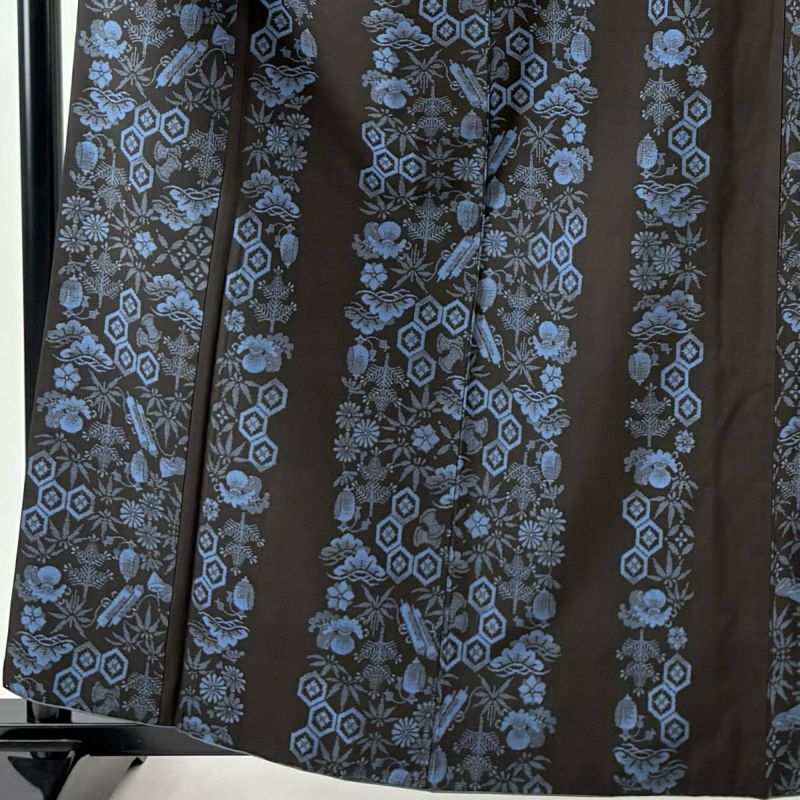 青山みとも 正絹 経節紬 源氏物語 トールサイズ黒紅 英字 染め 袷紬 極美品 紬 身丈162cm 裄丈66cm M 袷 宝尽くし 松 黒 正絹 秀品｜中古・古着