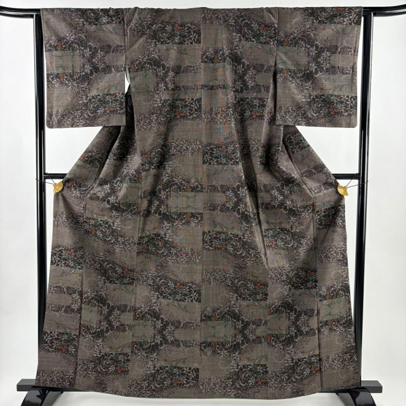 美品】 紬 身丈163cm 裄丈64cm M 袷 バチ衿 草花 焦茶色 正絹 秀品