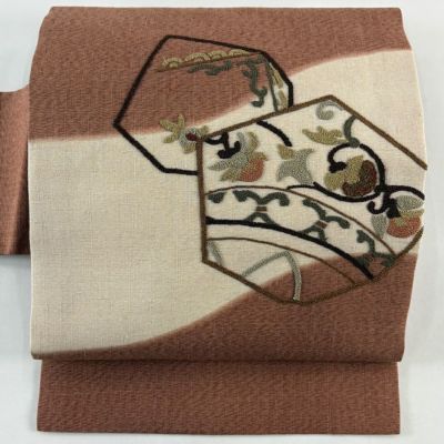 美品】 名古屋帯 秀品 紬地 花唐草 幾何学模様 相良刺繍 赤茶 正絹