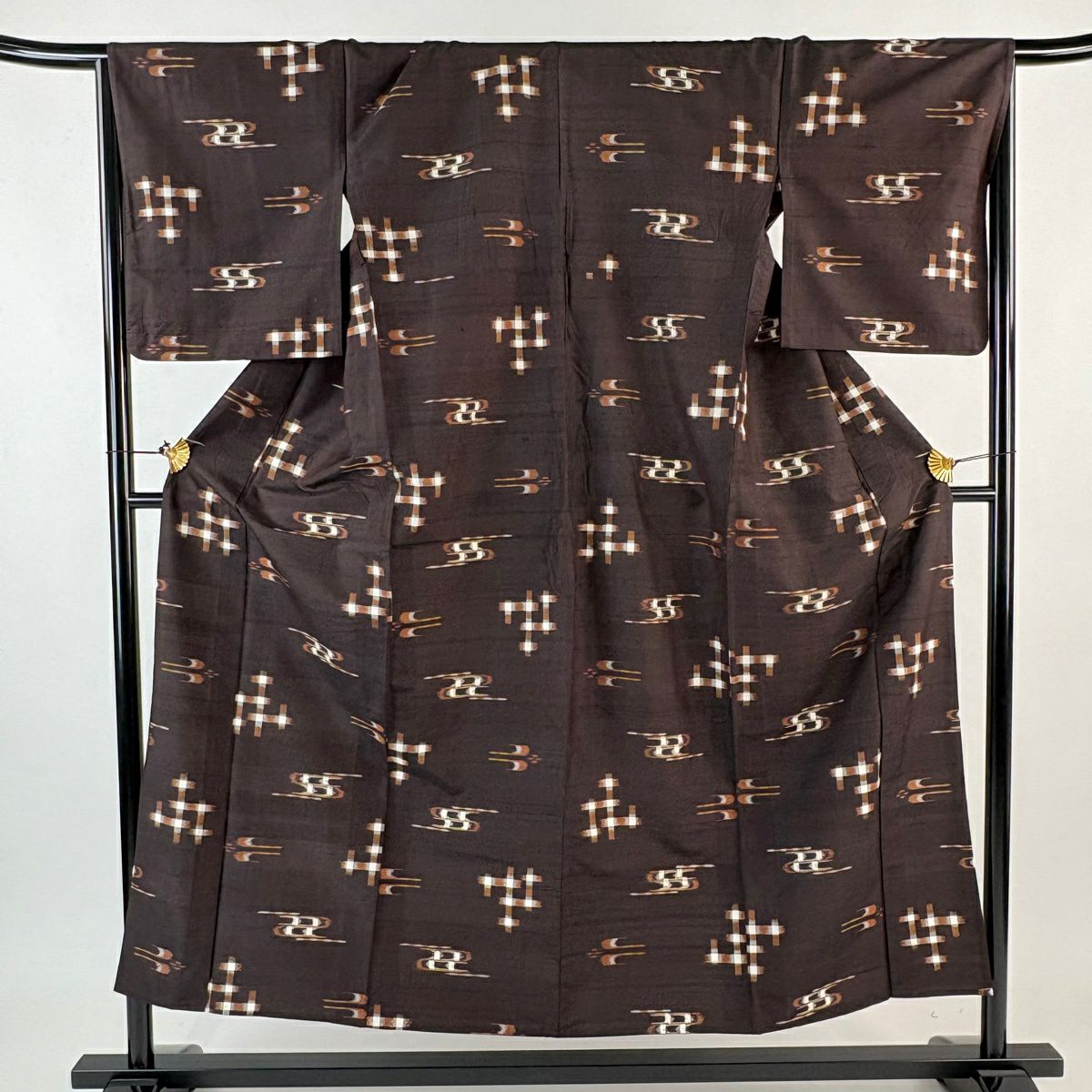 単衣　黒字に茶系のシックな紬 本場久米島紬】 特選草木染め手織り紬 ≪単衣仕立て・中古美品≫ 「縞