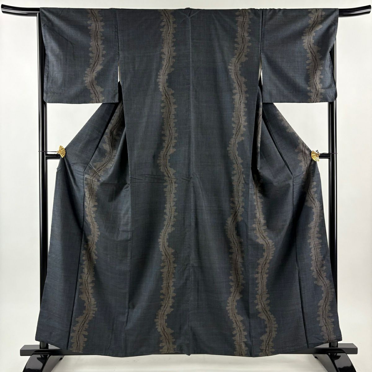 【美品＊】蝶々の真綿紬　黒　グレー　正絹　特価☆ 紬 身丈160.5cm 裄丈66.5cm M 袷 姫 短冊 焦茶色 正絹 逸品｜中古