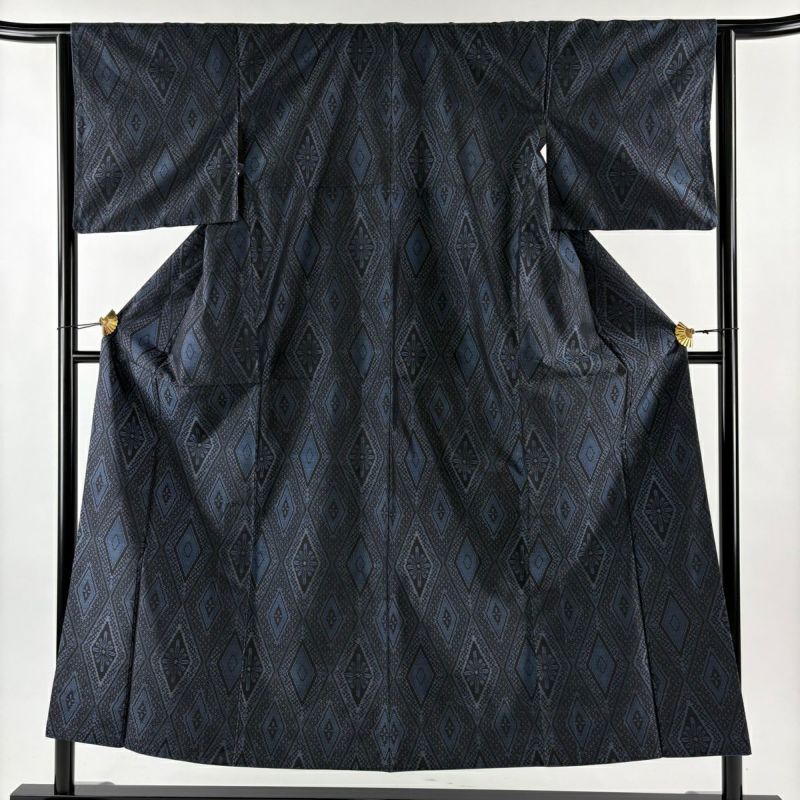 青山みとも 正絹 経節紬 源氏物語 トールサイズ黒紅 英字 染め 袷紬 極美品 楽天市場】【中古】 紬 訪問着 リサイクル着物 正絹 袷 刺し子 手刺繍