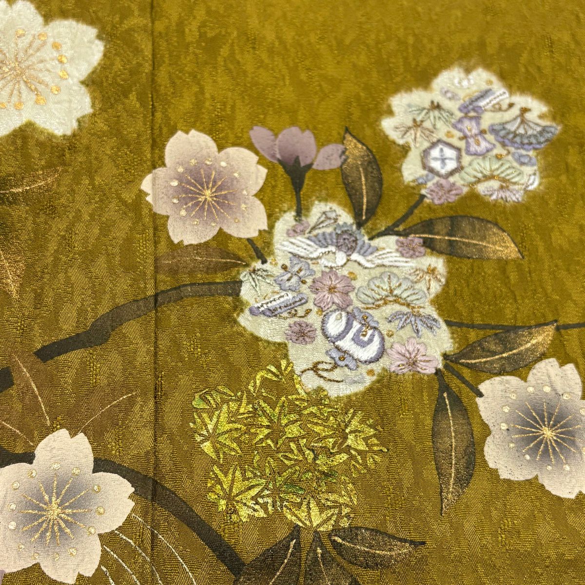 けまりページ　付下げ訪問着　金銀彩 絞り 雪輪に刺繍の花模様 薄青磁色 けまりページ 付下げ訪問着 金銀彩 絞り 雪輪に刺繍の花模様 薄青磁色