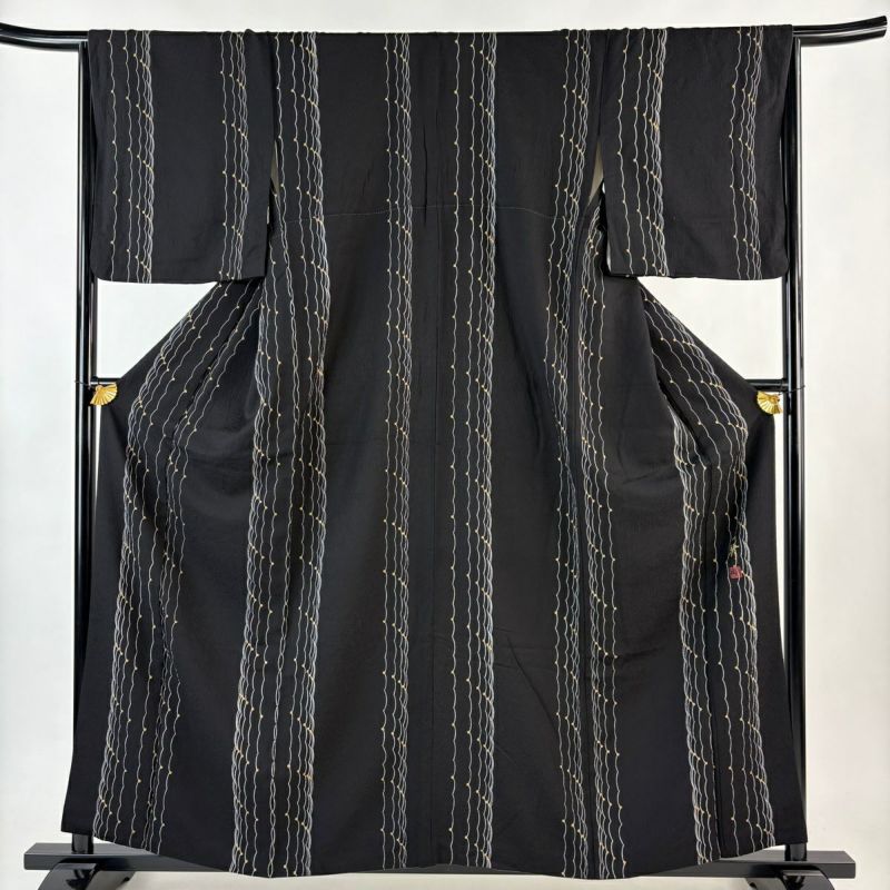 小紋 正絹 まるやま誂製 作家物 落款有 斜縞 モノトーン 身幅ゆったりめ 美品 小紋 身丈159cm 裄丈66cm M 袷 草野一騎 落款あり 幾何学 金彩 黒 正絹