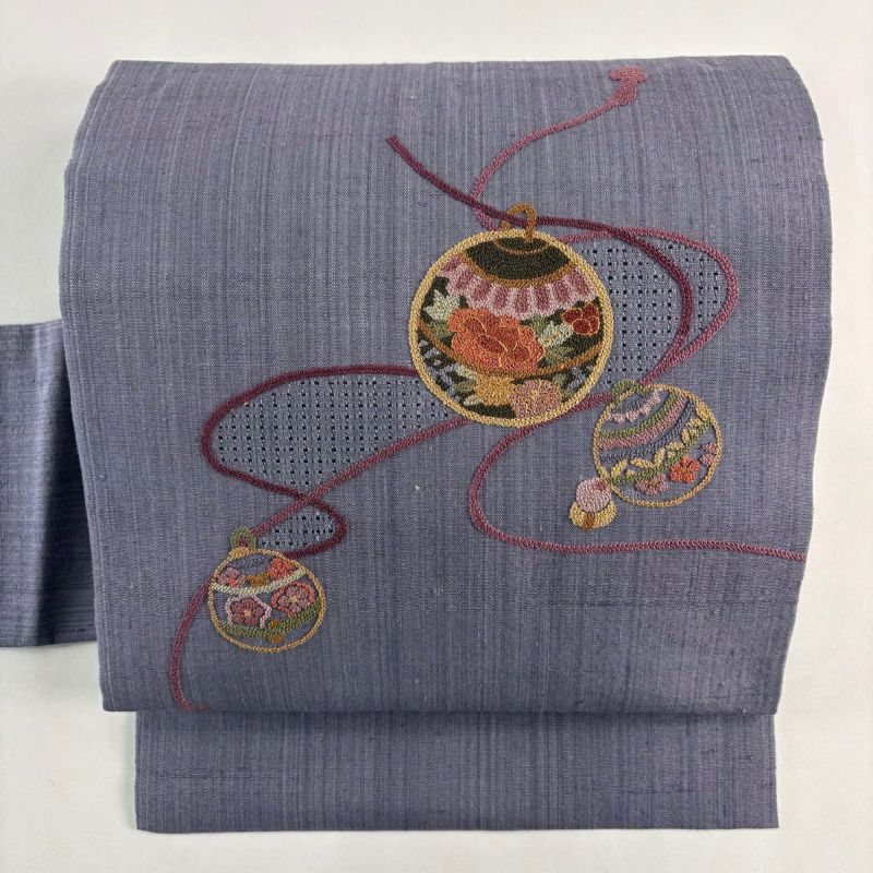 美品】 名古屋帯 秀品 紬地 鈴 相良刺繍 金糸 灰紫 正絹｜中古・古着