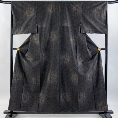 刺繍入り大島紬　雅楽器尽くし　黒地　正絹　身丈164裄66.5⭐︎着物のみ 本場縞大島紬 染め大島 裄68.5 黒地 素敵なデザイン 正絹 AK
