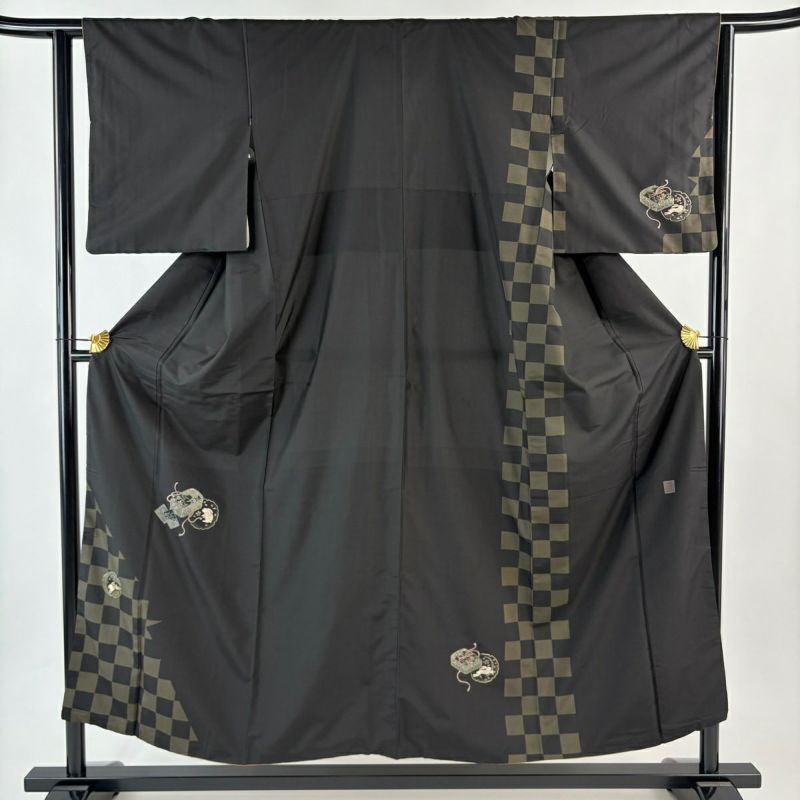 お値下げ　紬　着物　茶色　未着用　正絹　おしゃれ着 付下げ 身丈153cm 裄丈63cm S 袷 紬地 落款あり 文箱 うさぎ 刺繍 焦