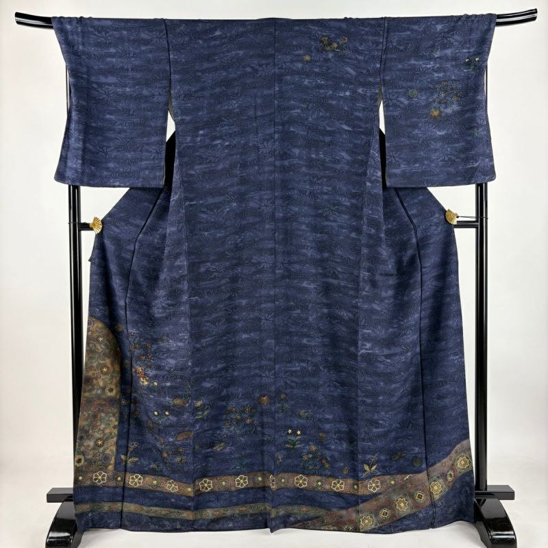【逸品＊】秋草の訪問着　パールグレー　繻子　螺鈿　スモールサイズ　特価☆ 訪問着 身丈168cm 裄丈70cm L 袷 草花 宝尽くし 金糸 金彩 紺色