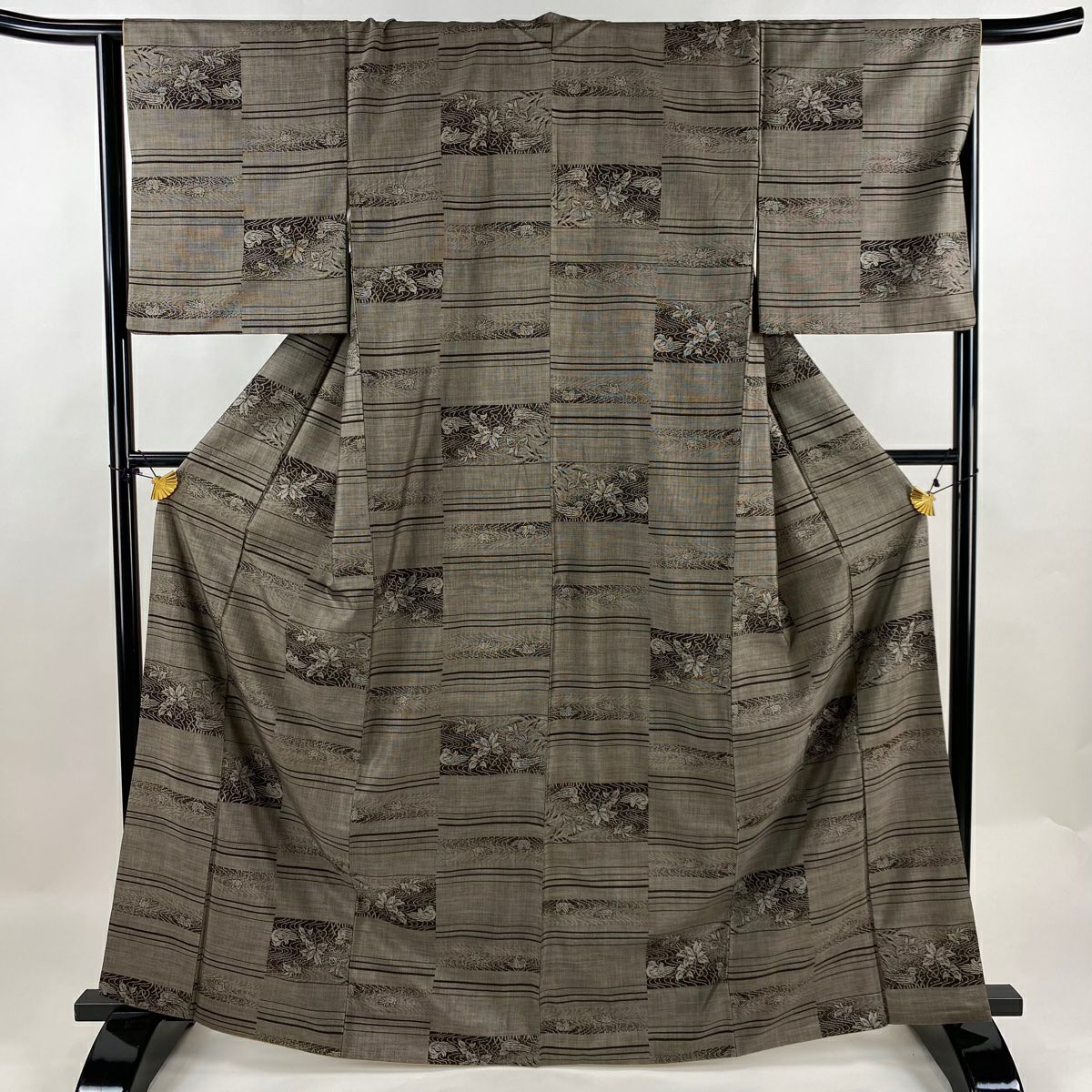 小紋 身丈160cm 裄丈65cm M 袷 落款あり 草花 霞 紋意匠 灰色 正絹  