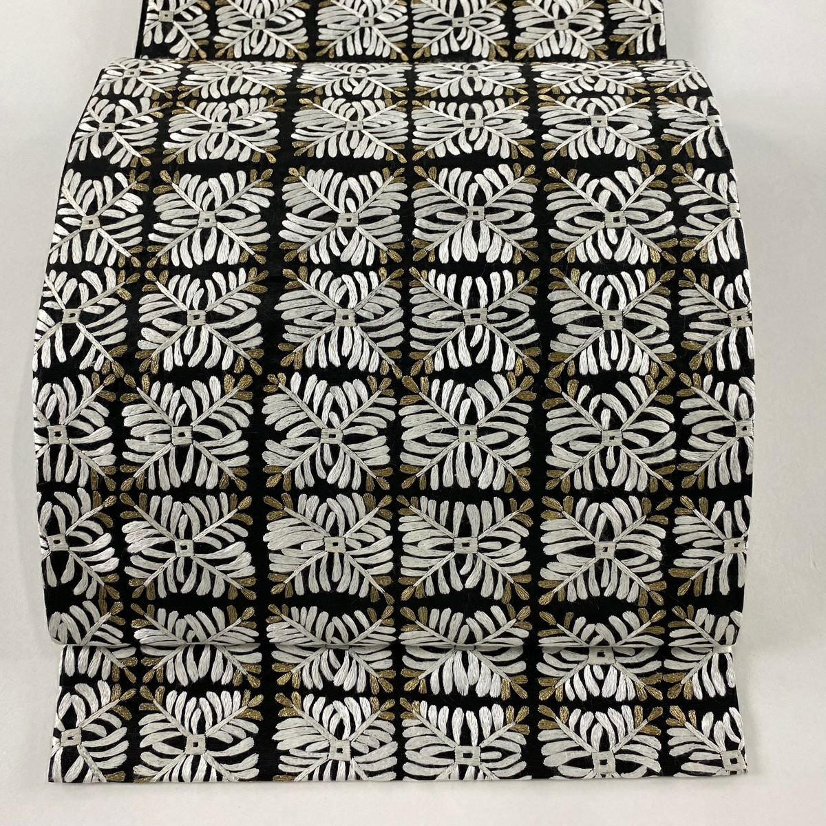 袋帯 美品 秀品 関西仕立て 若松菱 文字文 金糸 箔 黒 六通 正絹
