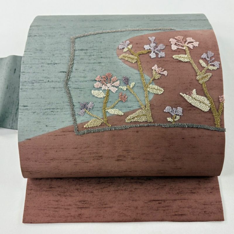 美品】 名古屋帯 秀品 紬地 草花 ヱ霞 刺繍 小豆色 正絹｜中古・古着