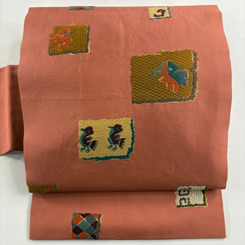 名古屋帯 秀品 鳥 幾何学模様 刺繍 箔 サーモンピンク 正絹｜中古