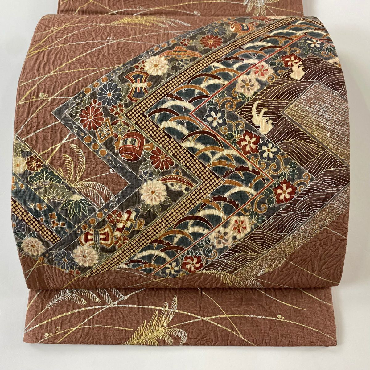 名古屋帯 秀品 紬地 幾何学模様 箔ちらし 金銀彩 小豆色 正絹｜中古