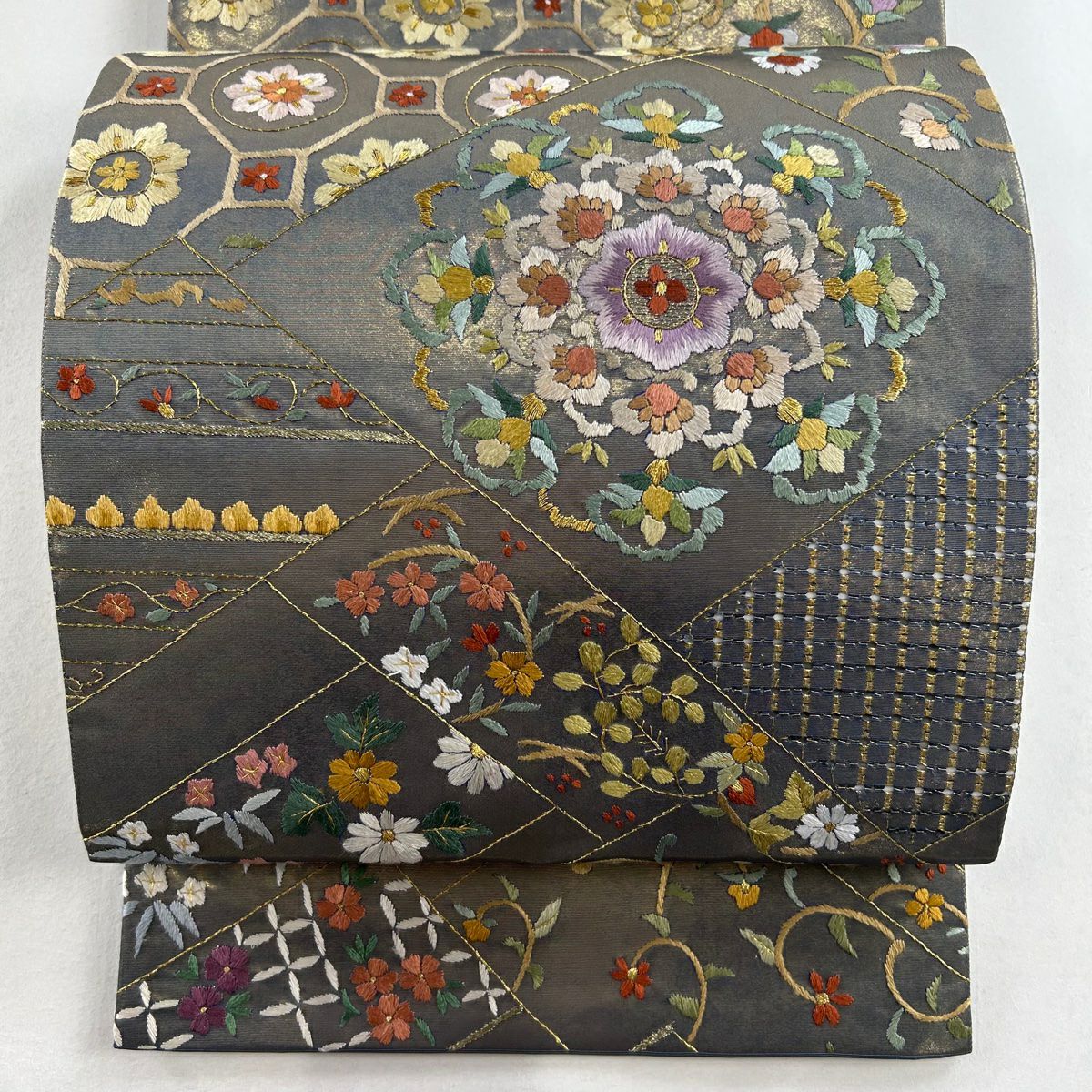 山に雲模様　袋帯　金糸が華やか 袋帯 逸品 華文 蜀江華文 金糸 刺繍 よもぎ色 全通 正絹｜中古