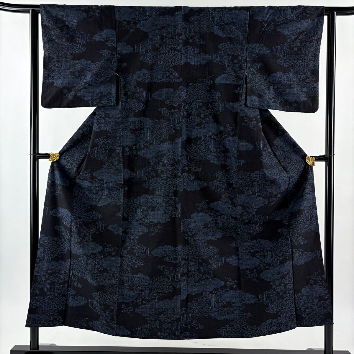 結城紬 小紋 百山亀甲 黒地 雪輪 美品 イ6412 結城紬 小紋 百山亀甲 黒地 雪輪 美品 イ6412