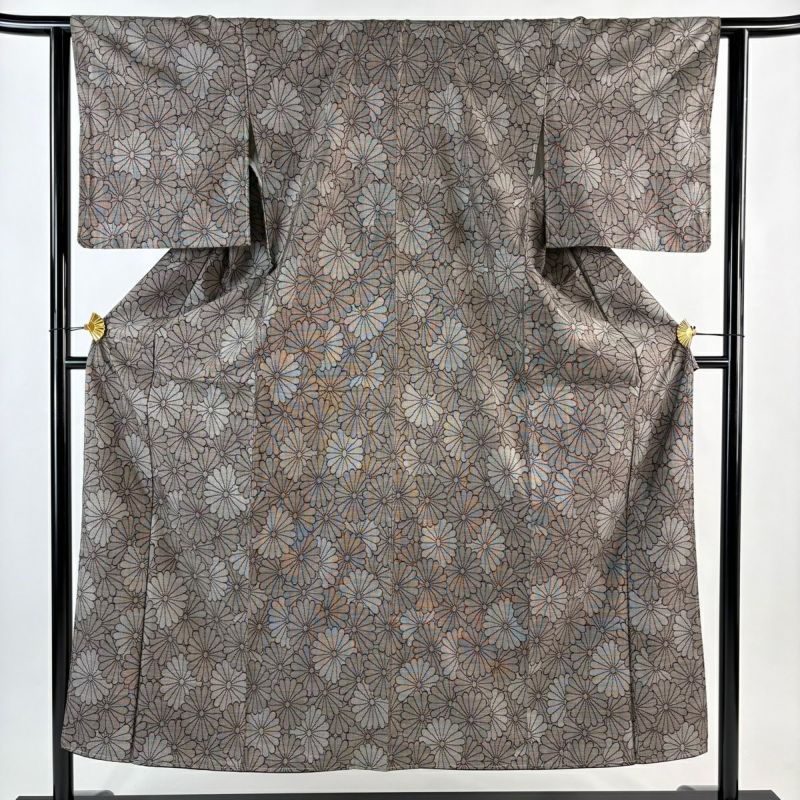 紬着物 単衣 浮き織 めがね織 付下げ柄 正絹 灰薄茶色 広衿 未使用品 30％OFFで￥38500→26950 華織紬 着物 反物 着尺 柿渋 十日町 蕪重織物