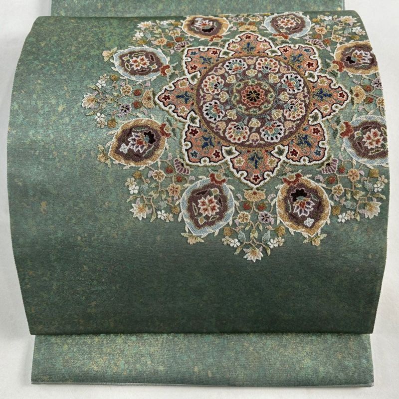 名古屋帯 秀品 草花 蜀江文 刺繍 金銀糸 ベージュ 正絹 【中古 名古屋帯 秀品 草花 蜀江文 刺繍 金銀糸 ベージュ 正絹 【中古