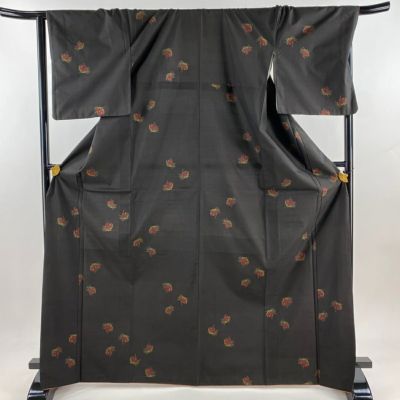 刺繍入り大島紬　雅楽器尽くし　黒地　正絹　身丈164裄66.5⭐︎着物のみ 銀座【D-3357】本場縞大島紬地 刺繍 小紋 黒色 横段に割付文