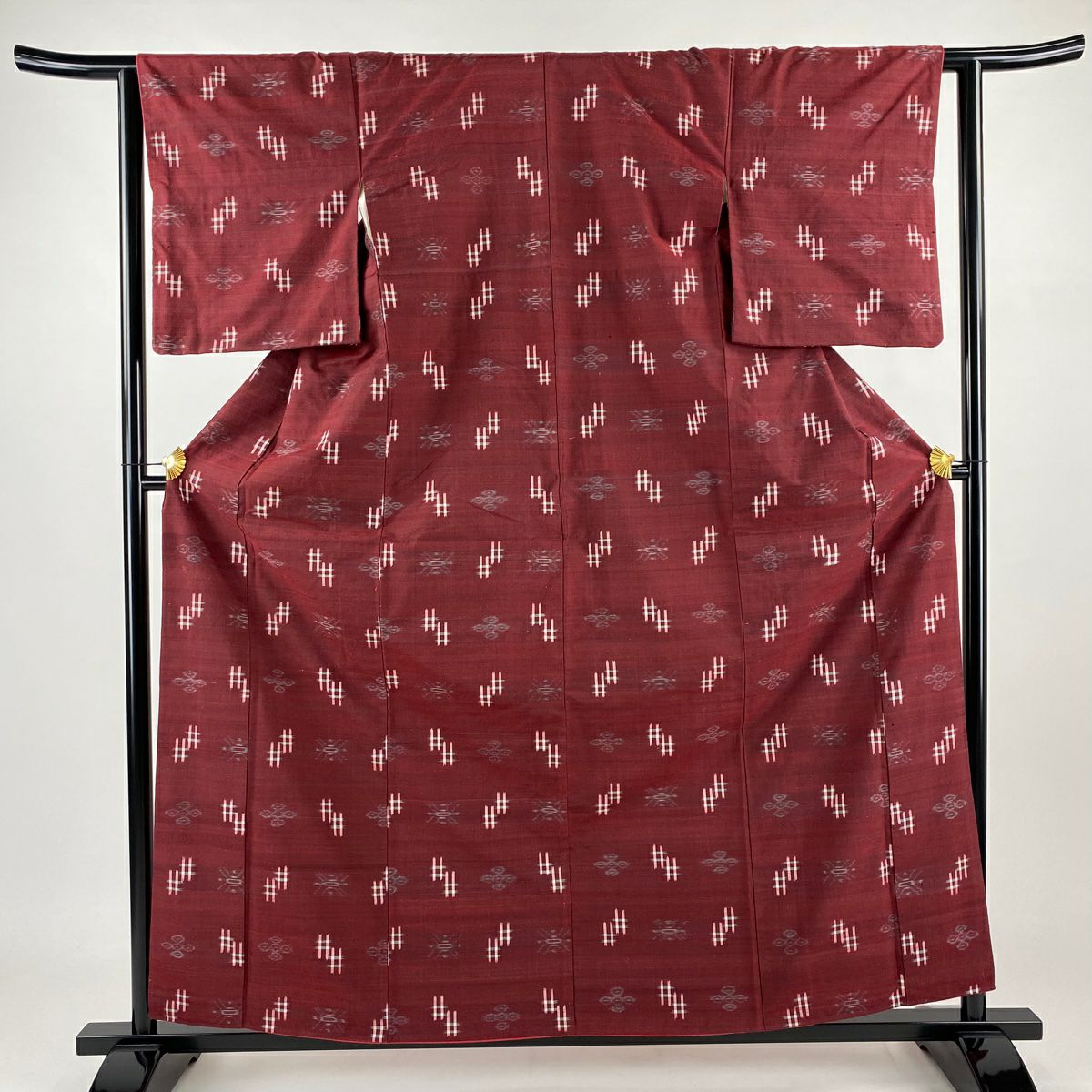 反物 逸品 紬 置賜紬 証紙 十字絣 幾何学模様 焦茶色 正絹｜中古・古着