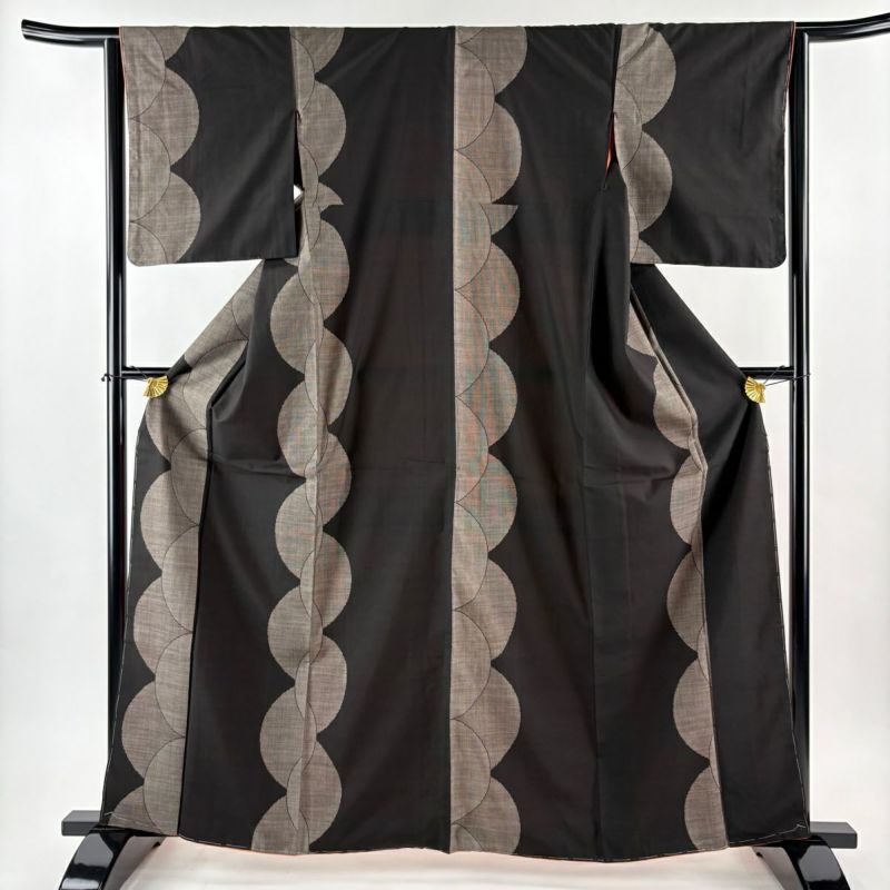 大島紬 身丈162cm 裄丈64cm M 袷 純泥染 証紙あり 幾何学模様 焦茶色