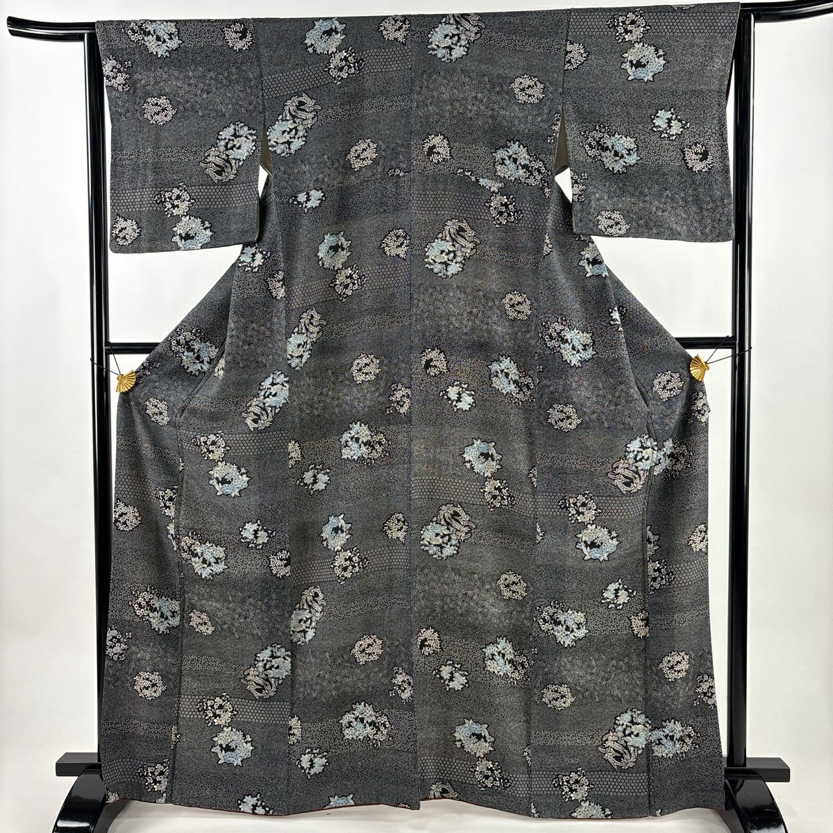 ☆中古品☆小物　単品　正絹　グレー系縞　汚れ有り小紋KM-037-25 千總 - オンラインショップ - / 【花と鳥とMEN アンサンブルきもの