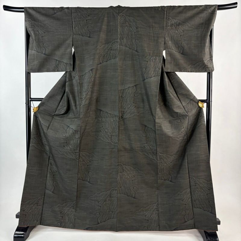 美品】 大島紬 身丈167cm 裄丈68cm L 袷 純泥染 証紙あり 岩 樹木 墨色